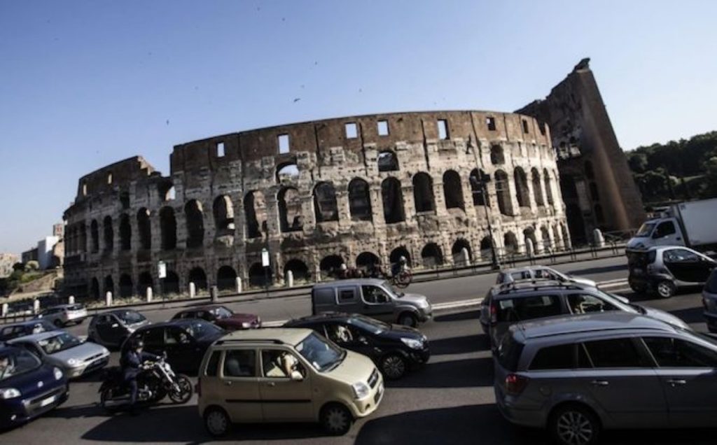 Roma, protesta dei bus turistici: disagi a piazza Venezia e in centro