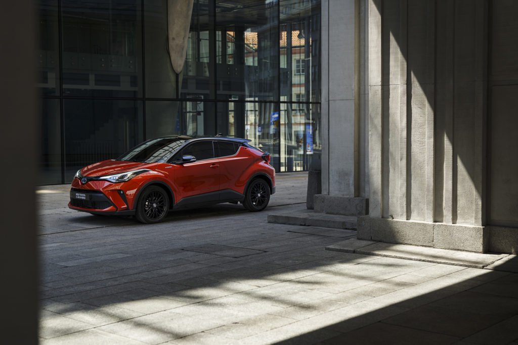 Toyota C-HR 2019: PROVA SU STRADA dell’ibrido 2.0 [VIDEO]