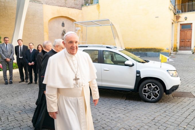 Dacia Duster - Papamobile Papa Francesco