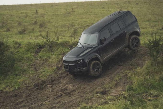Nuova Land Rover Defender ci porta sul set del nuovo film di James Bond “No Time To Die” [VIDEO]