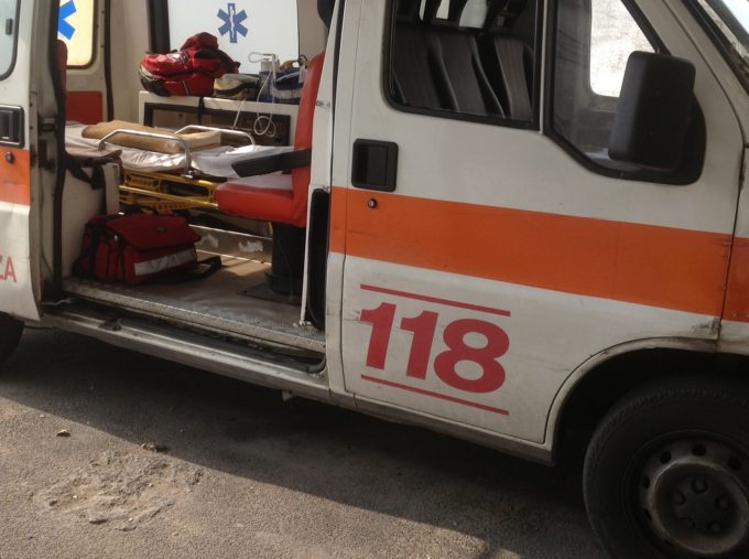 Lecce, auto si schianta contro un camion e travolge gruppo di operai: quattro morti e un ferito gravissimo