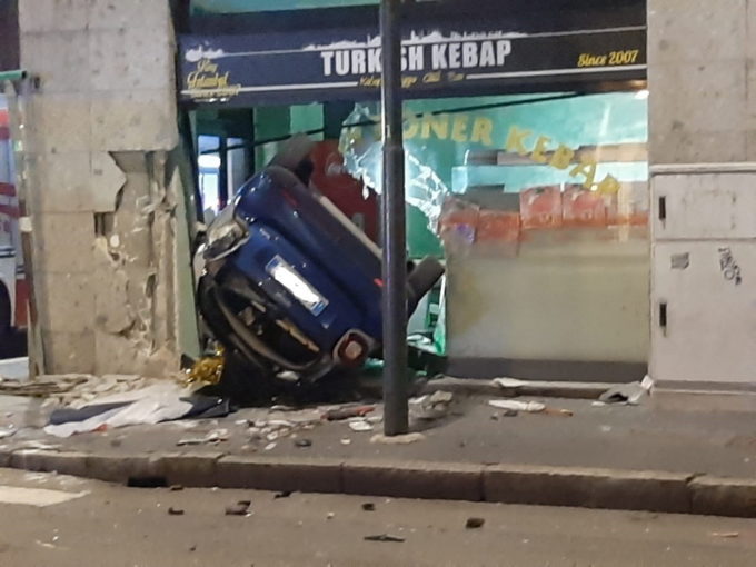 Milano, auto esce di strada e sventra la vetrina di un negozio di street food: morto il conducente