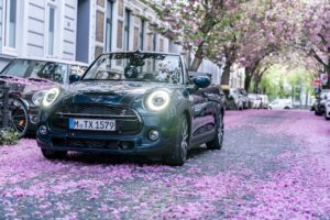 Mini Cabrio Sidewalk: divertimento alla guida per la bella stagione [FOTO]