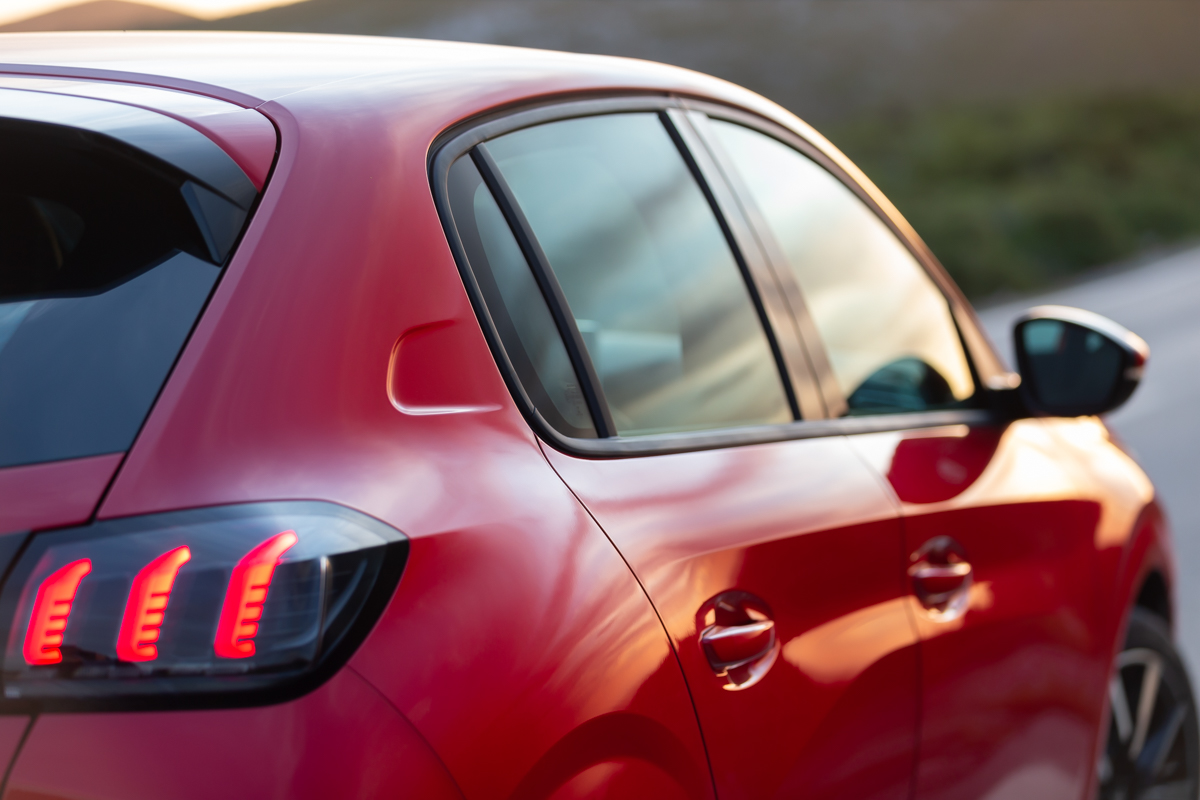 Nuova Peugeot 208 2020: ecco la versione Allure Navi Pack con TomTom