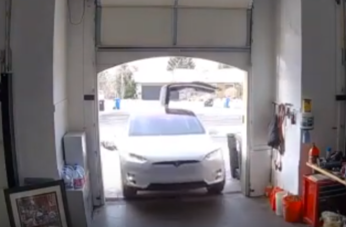 Dimentica la portiera della Tesla Model X aperta: urto contro il muro all’ingresso del garage [VIDEO]