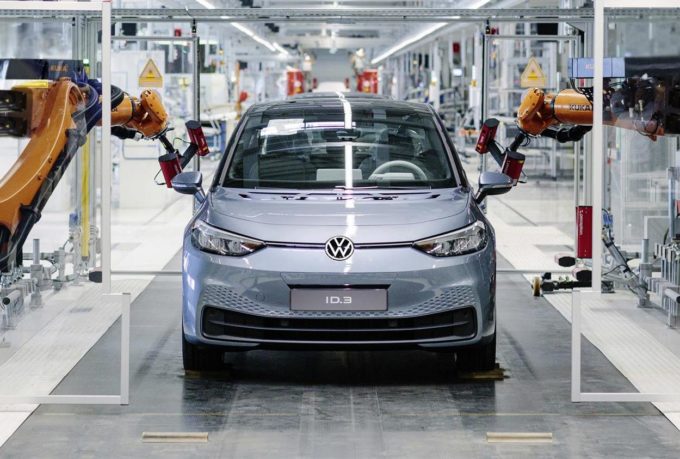Volkswagen, la strategia elettrica corre più del previsto: obiettivo di 1 milione di auto elettriche anticipato al 2023