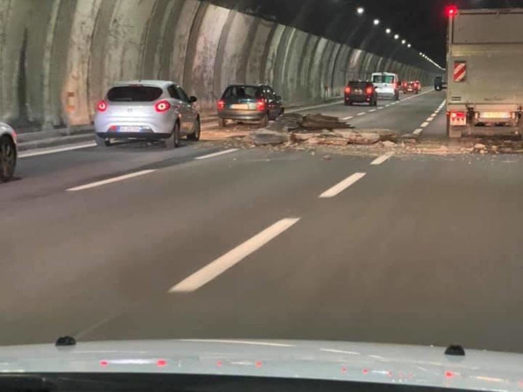 Crollo soffitto galleria sulla A26: aperta inchiesta, Spea sospende gli ispettori che avevano effettuato i recenti controlli