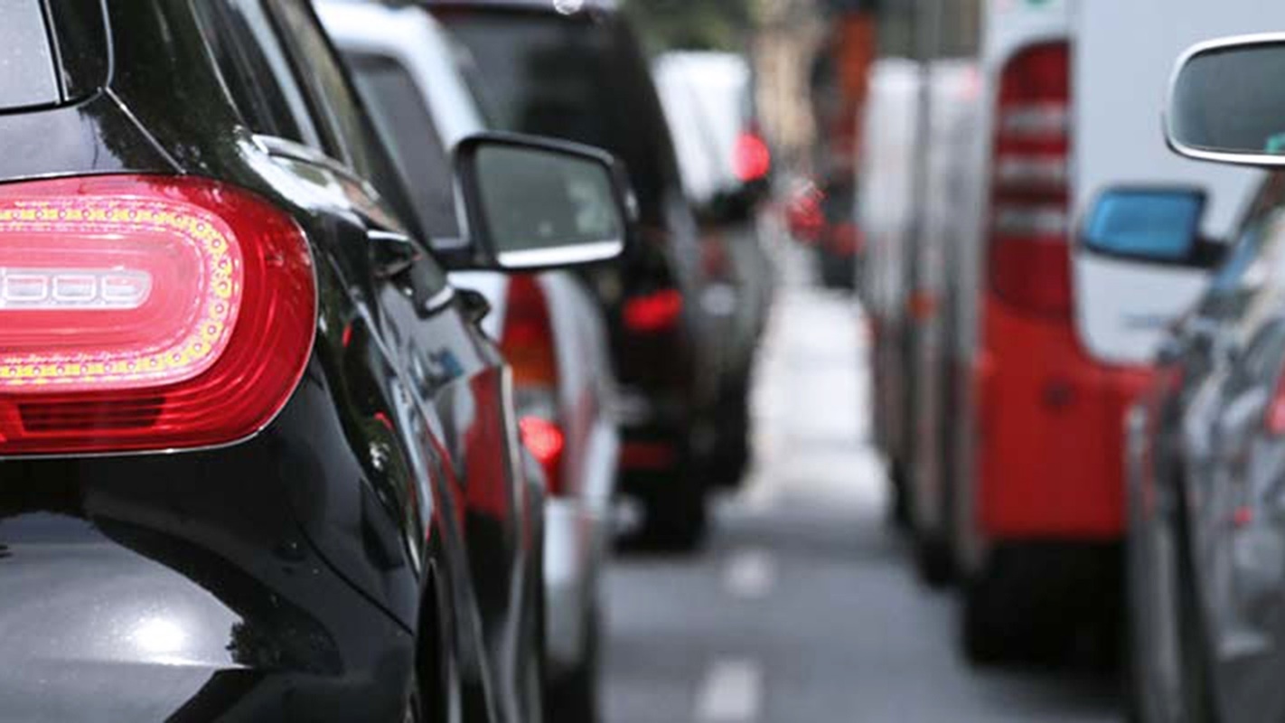 Codice della Strada, riparte la discussione sulla riforma: novità su limiti, divieto di fumo e uso del cellulare alla guida