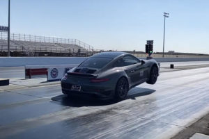 Porsche 911 Turbo S: impennata su due ruote nella Drag Race [VIDEO]