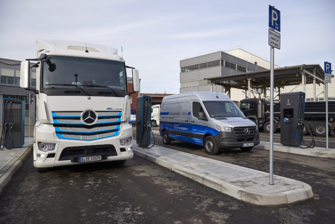 Daimler apre una nuova stazione di ricarica per i veicoli industriali e commerciali elettrici