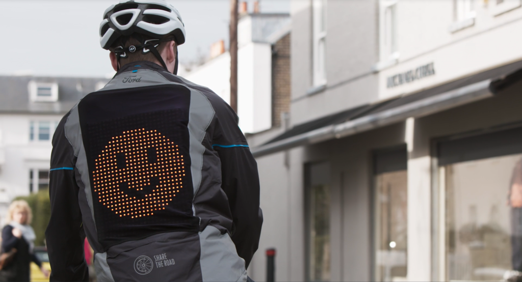 Ford presenta Emoji Jacket: così andare in bicicletta è più sicuro [FOTO e VIDEO]