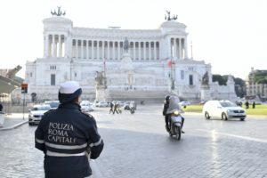 Roma, blocco del traffico: la sindaca Raggi convoca degli esperti del settore