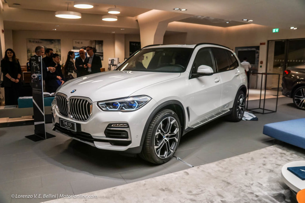 BMW X5 Timeless Edition, serie limitata in collaborazione con Alcantara