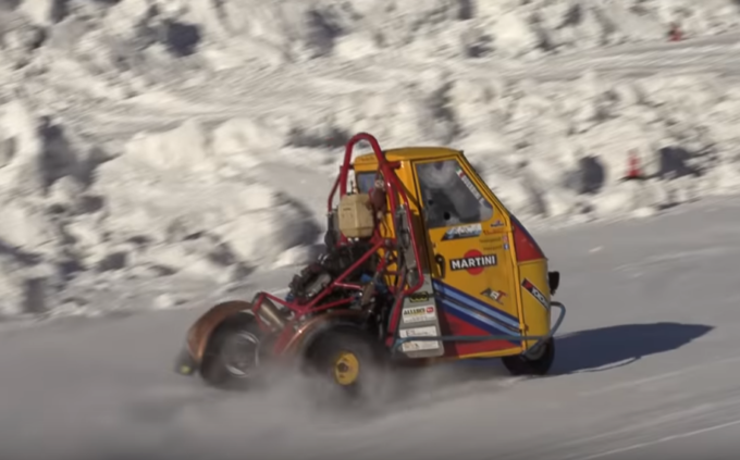 Ape Car, la tre ruote che non t’aspetti: drift e grinta inedita sulla neve di Livigno [VIDEO]