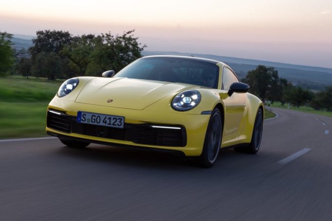 Porsche 911 giura fedeltà al motore a combustione: non diventerà mai solo elettrica
