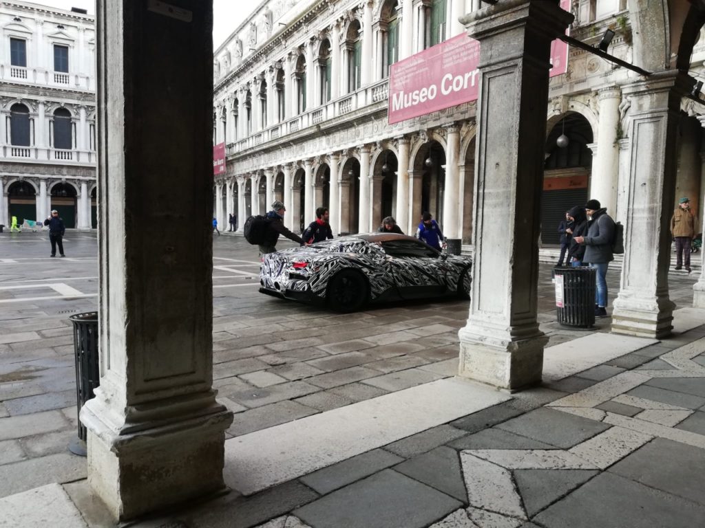 Maserati MC20: una nuova foto ne mostra il design in piazza San Marco a Venezia [FOTO SPIA]