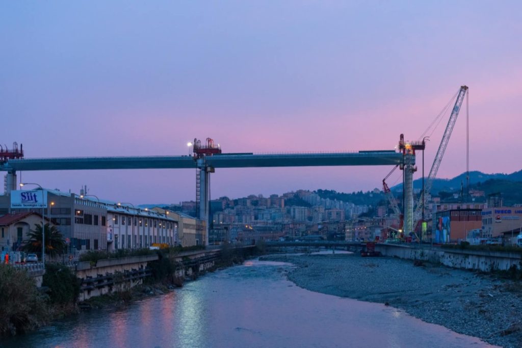 Ponte Morandi, continua la ricostruzione: sollevata la campata sul torrente Polcevera