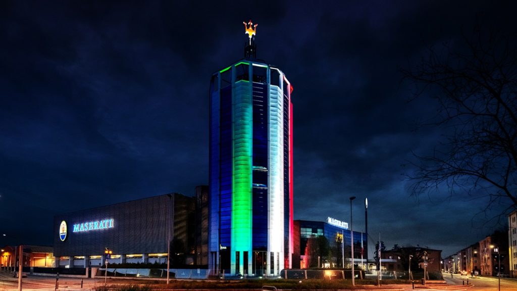 Maserati: illuminata con il tricolore la torre di Modena