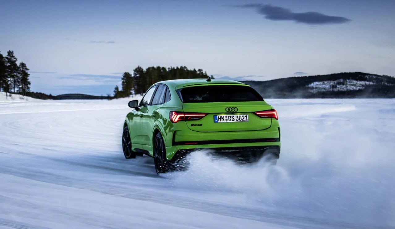 Audi Q3 RS Sportback 2020: sgommate e derapate sulla neve [VIDEO]