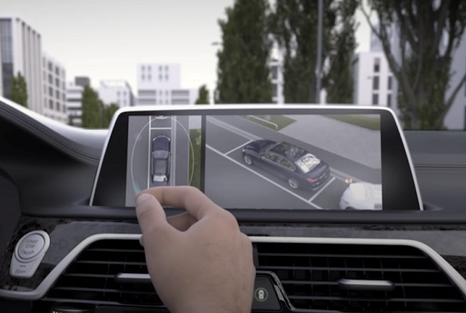 BMW, focus sulla tecnologia di bordo: il Gesture Control [VIDEO]