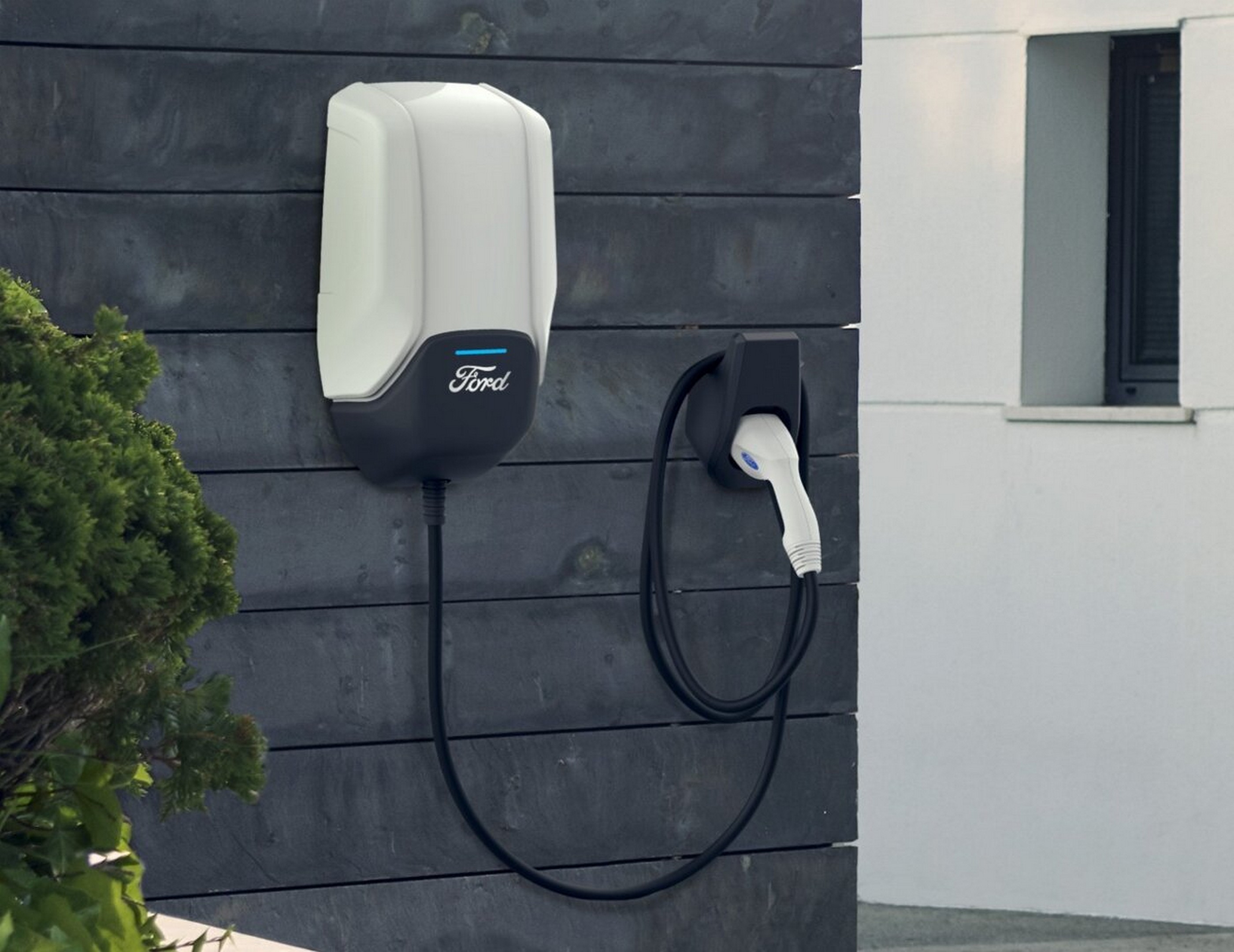 Ford Fastor Charge: ecco le nuove colonnine di ricarica per auto elettriche