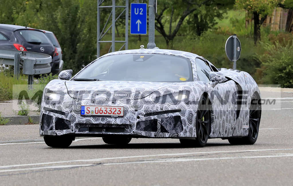 McLaren: nuova supercar ibrida plug-in attesa entro fine 2020. Le FOTO SPIA