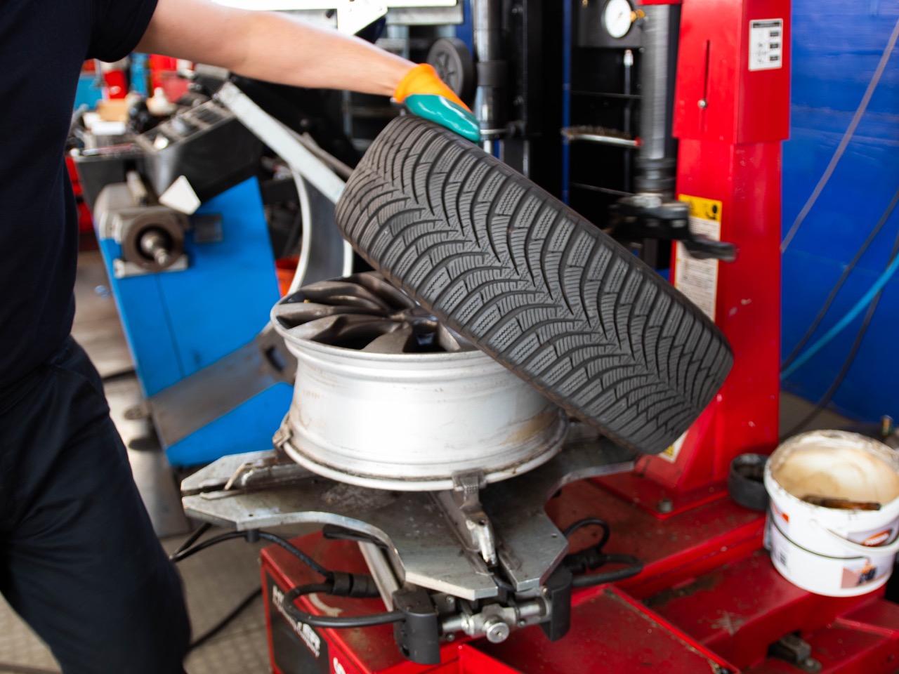 Assogomma: “il cambio gomme stagionale è consentito per chi necessita della vettura”