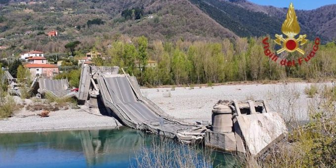 Crolla un ponte tra le province di La Spezia e Massa Carrara: due furgoni coinvolti, un ferito [VIDEO]