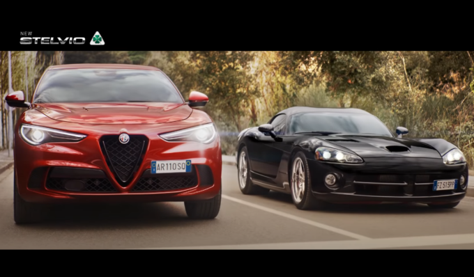 Alfa Romeo Stelvio Quadrifoglio: nel nuovo spot gli basta poco per far scappare una Dodge Viper [VIDEO]