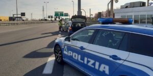 Esodo dal Nord: 16 positivi al test rapido diretti a Napoli con febbre fermati dalla Polizia in autostrada