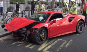 Ferrari 488 GTB in frantumi nello scontro con un bus sulle strade di Londra [VIDEO]
