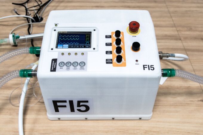 Covid-19, Scuderia Ferrari e Istituto Italiano di Tecnologia presentano il ventilatore polmonare FI5