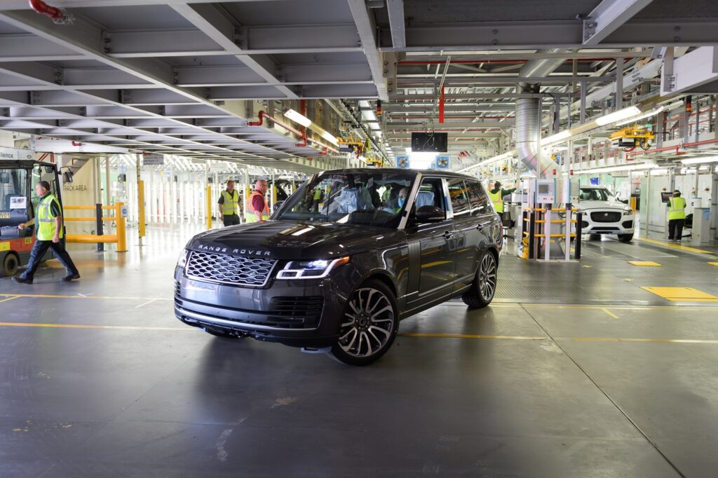 Land Rover riparte nell’era del distanziamento: prodotta la prima Range Rover “social distancing”