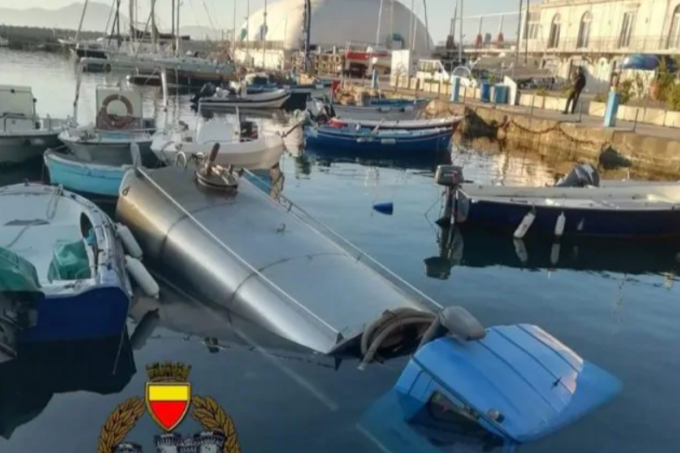 Napoli, camionista finisce in mare col tir nel tentativo di prelevare l’acqua
