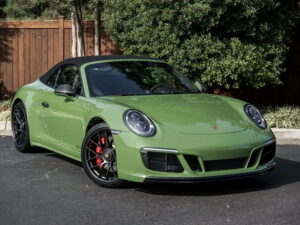 Porsche 911 Carrera GTS Cabrio: la sportiva tedesca in un inedito verde oliva [FOTO]