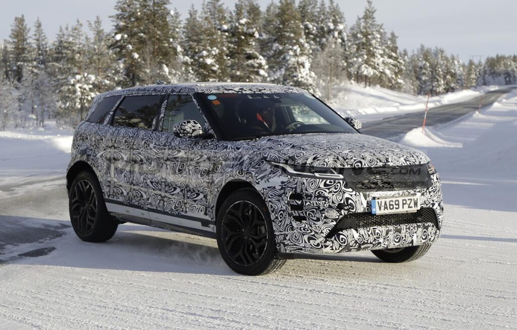 Range Rover Evoque LWB: continuano i test per la versione sette posti [FOTO SPIA]