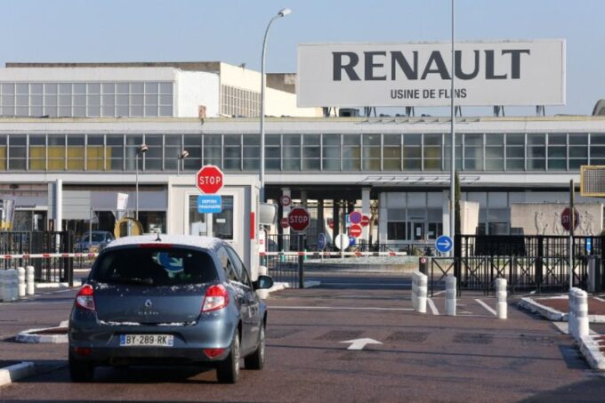 Renault si fa le mascherine in casa: installata una linea produttiva ad hoc nell’impianto di Flins