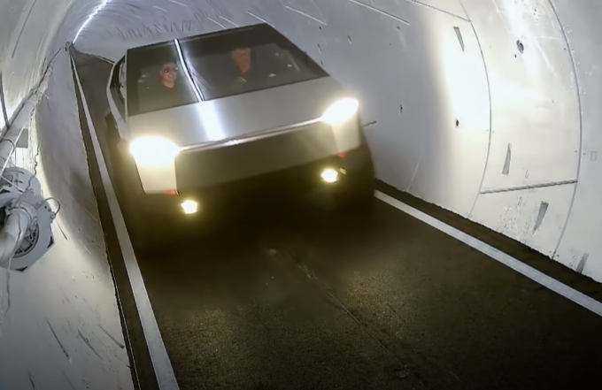Tesla Cybertruck: Elon Musk e Jay Leno attraversano il tunnel della Boring Company [VIDEO]