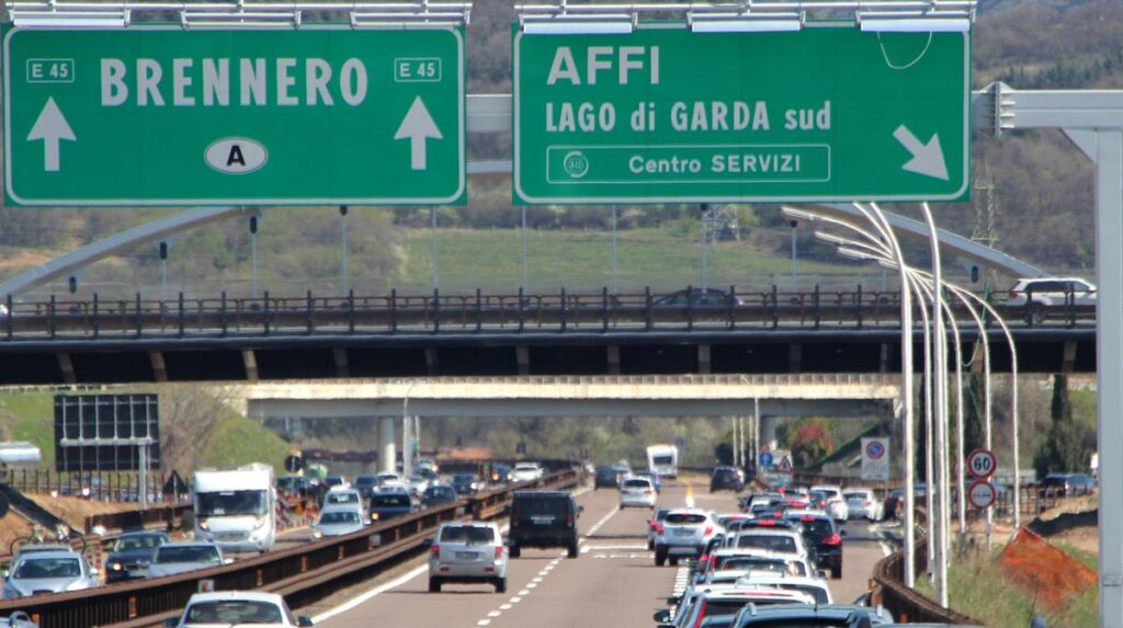 Incidente in A22, scontro tra due mezzi pesanti: grave un autista, code e traffico in autostrada