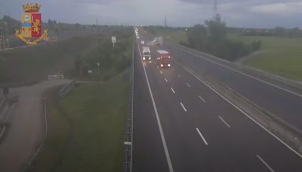 Autostrada A1: terribile incidente, un tir  fuori controllo invade la corsia opposta [VIDEO]