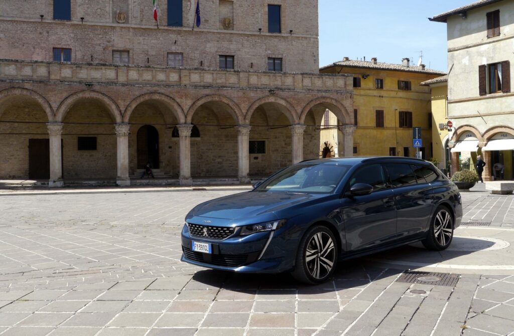 Peugeot 508 SW: l’ammiraglia sulla Strada del Sagrantino [VIDEO]