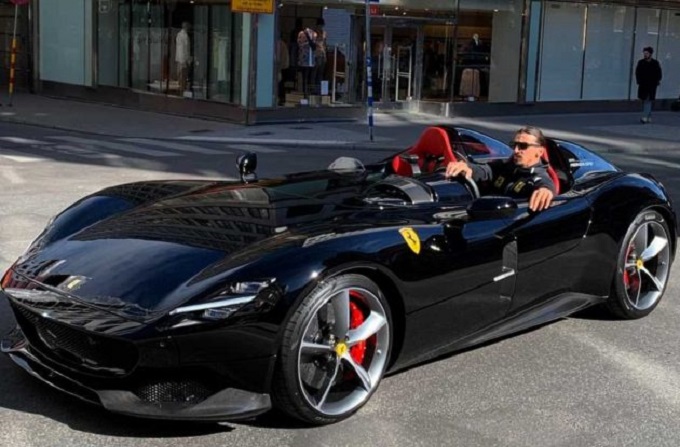 Ibrahimovic alla guida della sua Ferrari Monza SP2: per lui maxi multa in Svezia