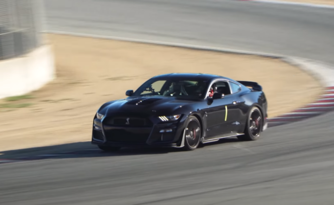 Ford Mustang Shelby GT500 2020: animale da pista tra i cordoli di Laguna Seca [VIDEO]