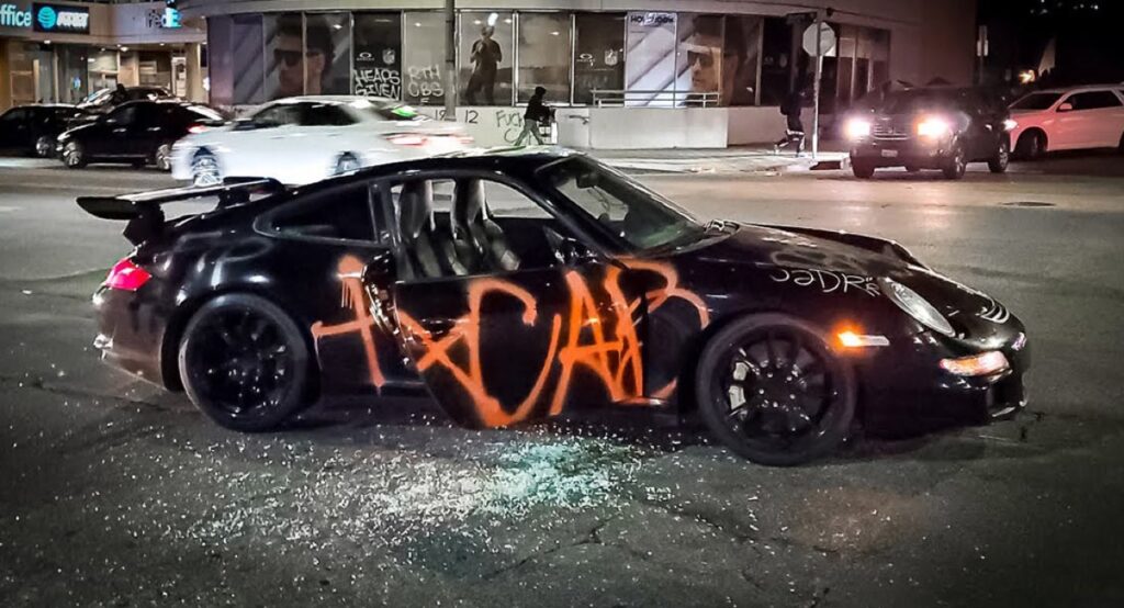 Porsche GT3 RS: un esemplare è stato distrutto durante le rivolte a Los Angeles [VIDEO]