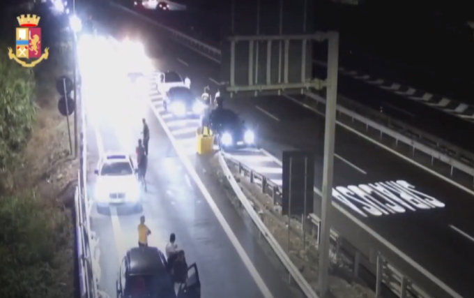 Catania, gare clandestine a 260 km/h in autostrada A19 con più di 100 auto coinvolte e spettatori [VIDEO]