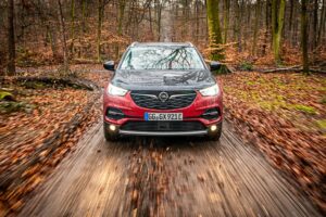 Opel Grandland X Hybrid 4: trazione integrale e ibrido plug-in