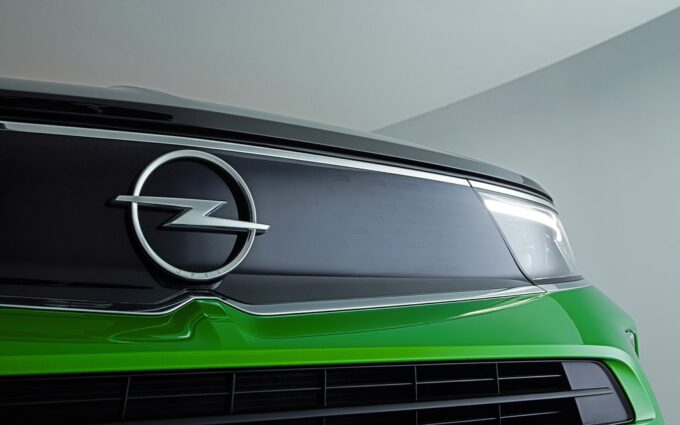Nuova Opel Mokka porta al debutto l’evoluzione del logo del fulmine
