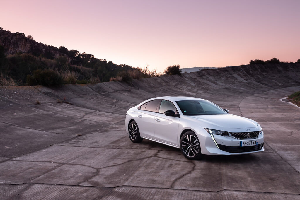 Peugeot 508 Fastback: l’ibrida Plug-In Hybrid ci mostra le sue caratteristiche [VIDEO]