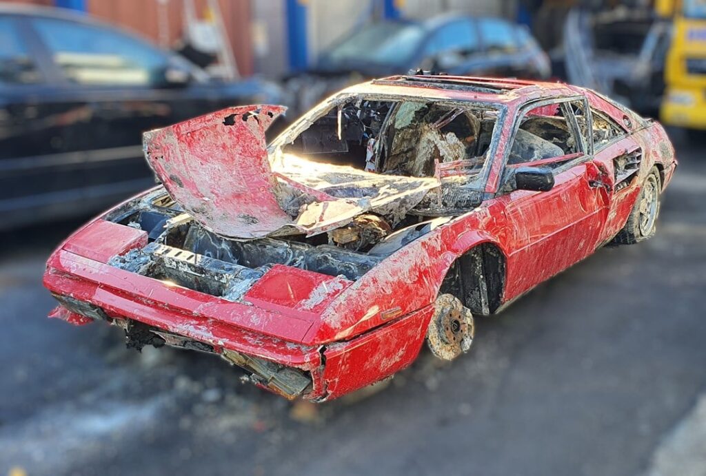Ferrari Mondial: ritrovata l’auto rubata nel 1994, era in fondo a un canale