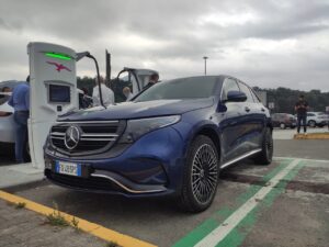 Mercedes EQC: ricaricare la batteria è semplice con l’App Mercedes Me e prezzi agevolati